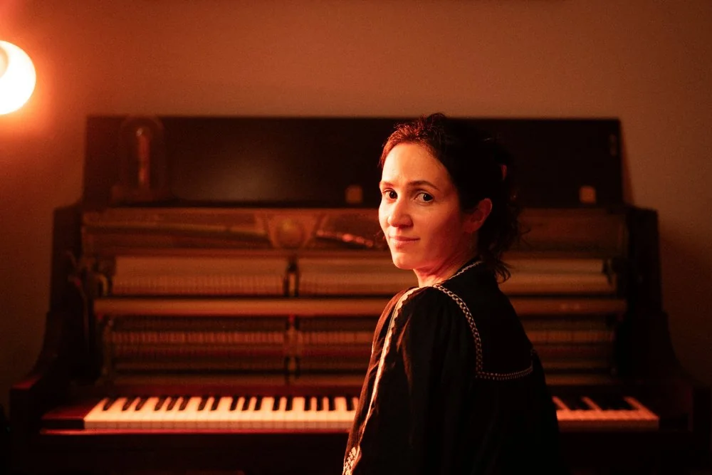 Mimosa, pianist